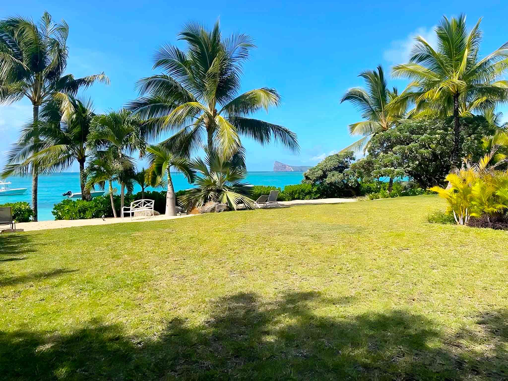 Location d'un appartement de luxe en bord de mer avec vue panoramique sur la plage - Pereybere living, Maurice